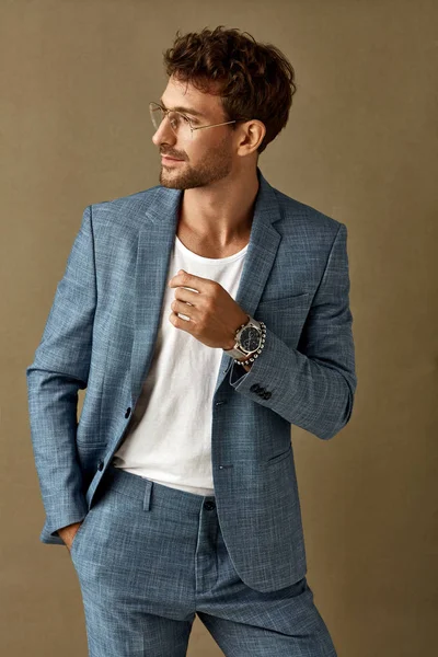 Handsome Businessman Grey Casual Suit Stylish Eyeglasses Posing Beige Background — Stock Photo, Image