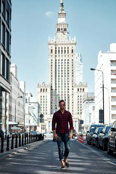 Joven Hombre Guapo Camisa Cuadros Jeans Posando Sobre Fondo Urbano —  Fotos de Stock