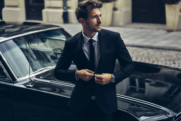 Jovem Homem Bonito Com Carro Clássico Preto Vestindo Terno Preto — Fotografia de Stock