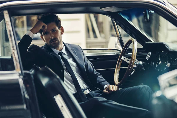 Hombre Guapo Traje Negro Sentado Coche Viejo — Foto de Stock