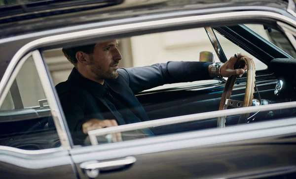 英俊男子在黑色西装驾驶经典汽车 — 图库照片