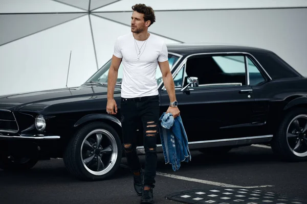 Hombre Guapo Con Coche Clásico Negro Con Elegante Casual — Foto de Stock