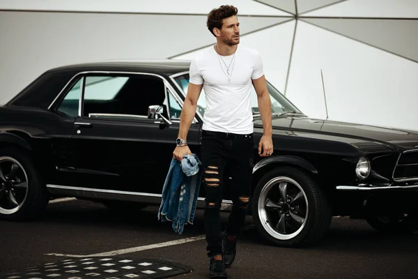 Hombre Guapo Con Coche Clásico Negro Con Elegante Casual —  Fotos de Stock