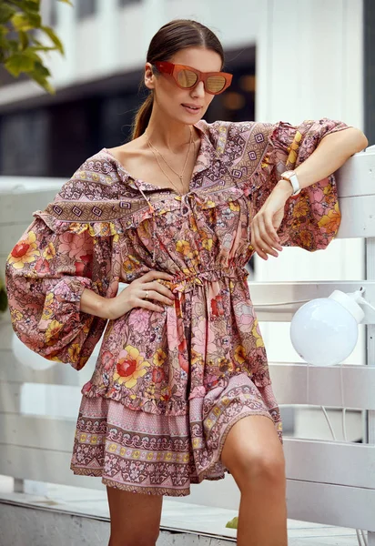 Foto Mujer Moda Con Vestido Verano Gafas Sol —  Fotos de Stock