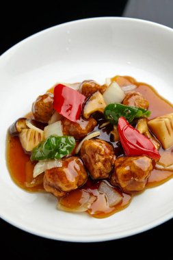 Çin yemeği sirkeli domuz eti.