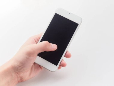 Sol elinde akıllı telefon var.