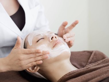 Japon kadınlar yüz bakımı alıyor