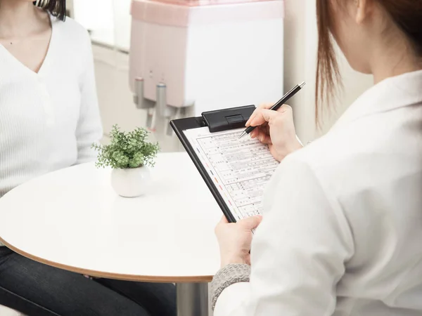 Japonesa Mujer Recibir Asesoramiento — Foto de Stock