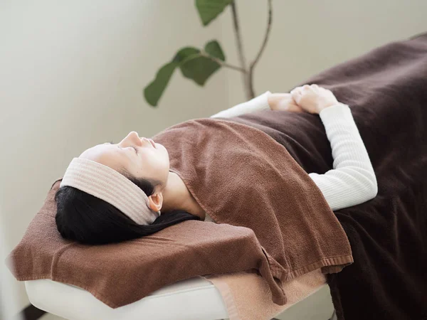 Mulheres Japonesas Recebendo Cuidados Faciais — Fotografia de Stock