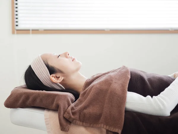 Mulheres Japonesas Recebendo Cuidados Faciais — Fotografia de Stock