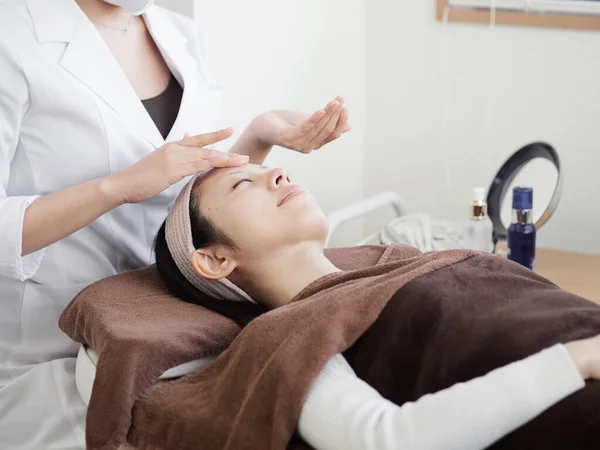 Mulheres Japonesas Recebendo Cuidados Faciais — Fotografia de Stock