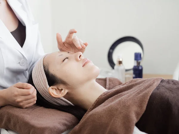 Mulheres Japonesas Recebendo Cuidados Faciais — Fotografia de Stock