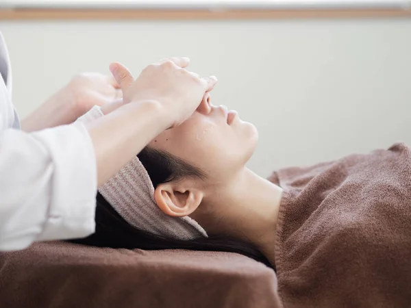 Japanese Women Receiving Facial Care — Stock Photo, Image