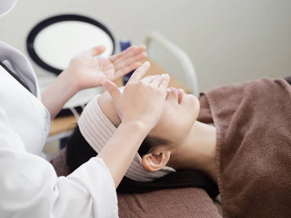 接受面部护理的日本妇女 — 图库照片