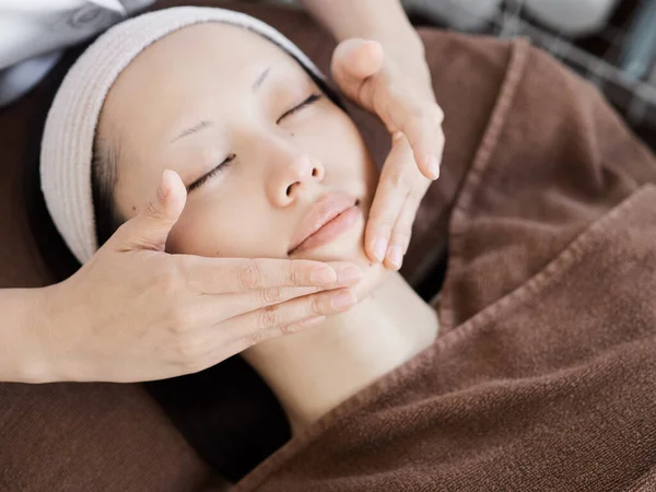 Mulheres Japonesas Recebendo Cuidados Faciais — Fotografia de Stock