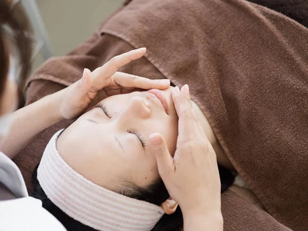 Japanese Women Receiving Facial Care — Stock Photo, Image