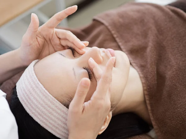 Mulheres Japonesas Recebendo Cuidados Faciais — Fotografia de Stock