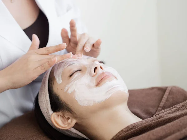 Japanese Women Receiving Facial Care — Stock Photo, Image