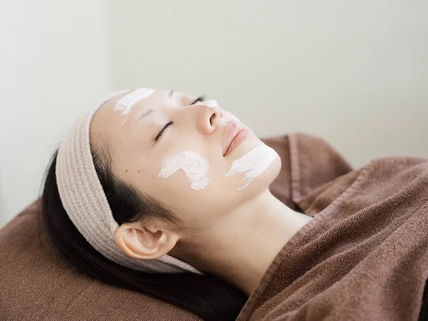 Mulheres Japonesas Recebendo Cuidados Faciais — Fotografia de Stock