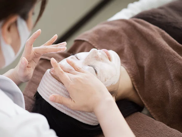 接受面部护理的日本妇女 — 图库照片