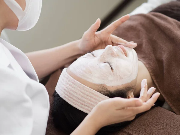 Mulheres Japonesas Recebendo Cuidados Faciais — Fotografia de Stock