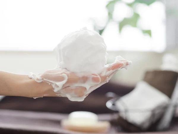 Mulher Japonesa Com Espuma Limpeza — Fotografia de Stock