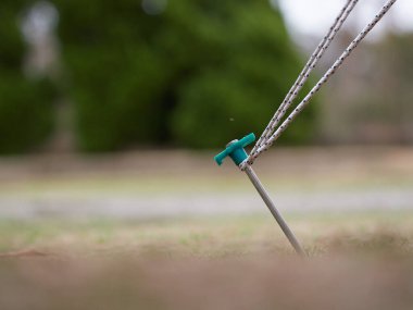 Japonya 'da çadır kurmak için çivileri kapatın.