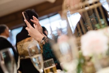 Düğünde telefonlarına bakan kadınlar..