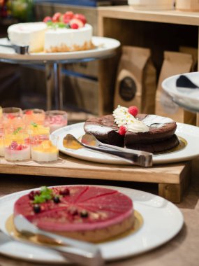 Parti mekanında tatlı büfesi