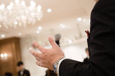 Japon bir adam konuşma yapıyor.