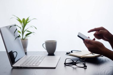 Japon bir adam akıllı telefon kullanıyor.