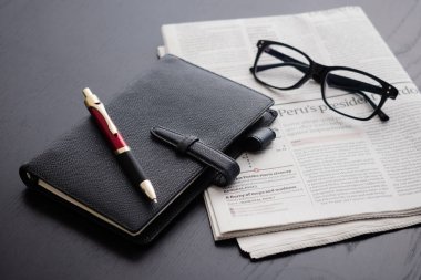 İngilizce gazeteler ve iş aksesuarları