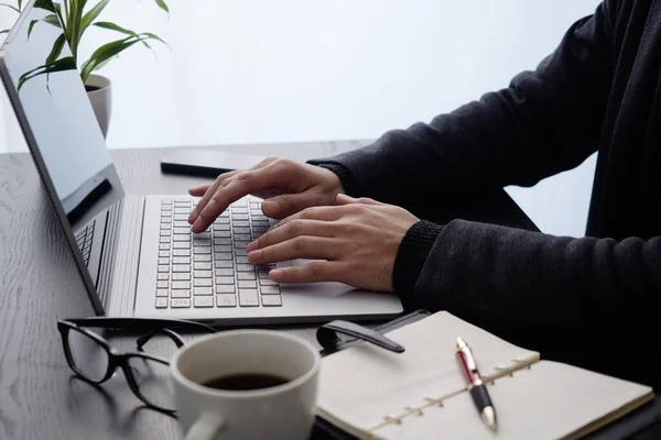 Homem Japonês Mão Operando Computador — Fotografia de Stock