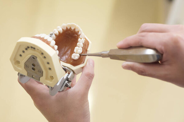 Удаление зубов в кабинете японского стоматолога
