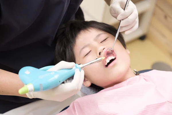 Японська Дитина Отримує Анестезію Стоматологічній Клініці — стокове фото