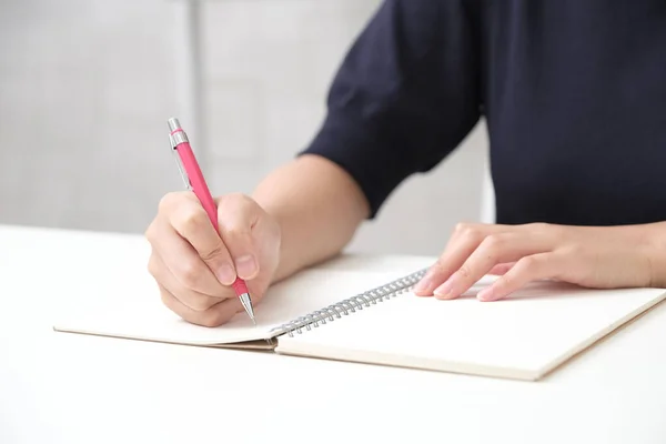 Mujer Japonesa Tomando Notas Cuaderno — Foto de Stock