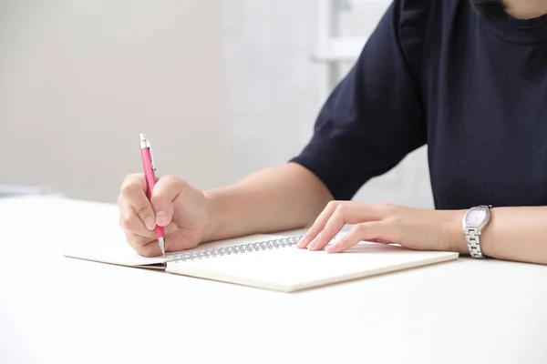 Mujer Japonesa Tomando Notas Cuaderno — Foto de Stock