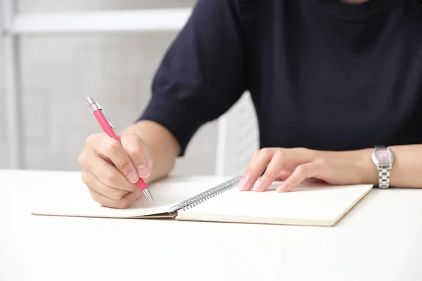 Mujer Japonesa Tomando Notas Cuaderno —  Fotos de Stock