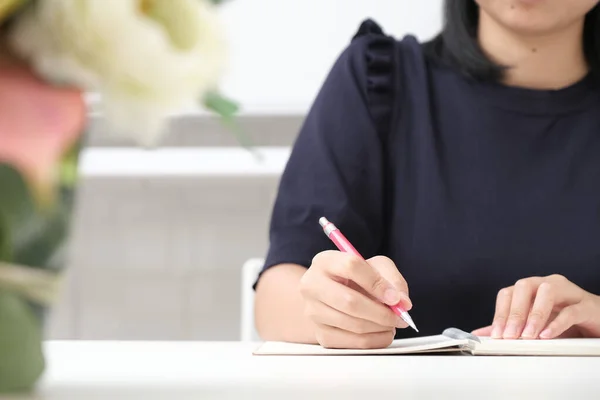 Mujer Japonesa Tomando Notas Cuaderno — Foto de Stock