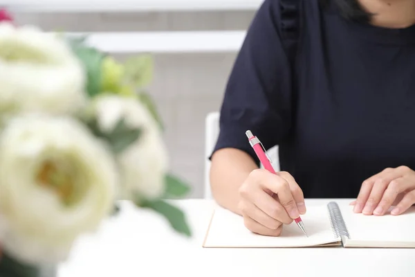 Mujer Japonesa Tomando Notas Cuaderno — Foto de Stock