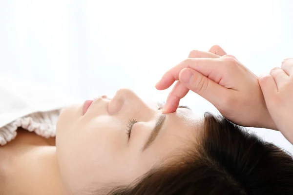 Woman Receiving Acupressure Eyes Acupuncture Clinic — Stock Photo, Image