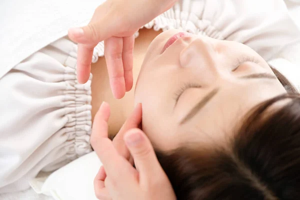Hands Women Practitioners Receiving Face Massage — Stock Photo, Image