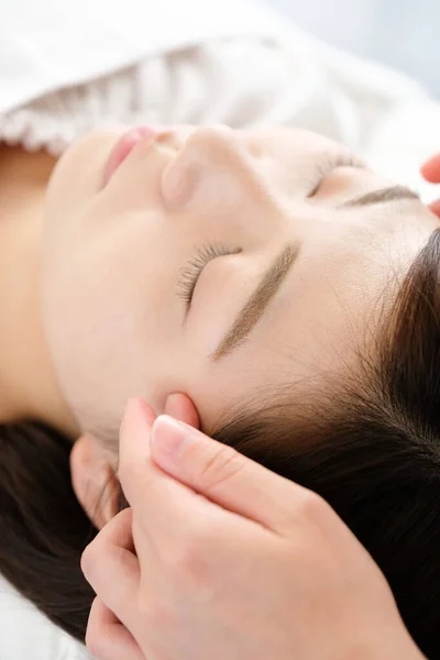 Uma Mulher Recebendo Shiatsu Templo Acupuntura — Fotografia de Stock