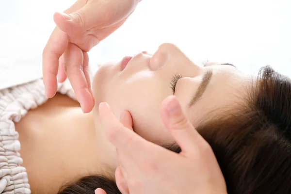 Mãos Mulheres Praticantes Recebendo Massagem Facial — Fotografia de Stock