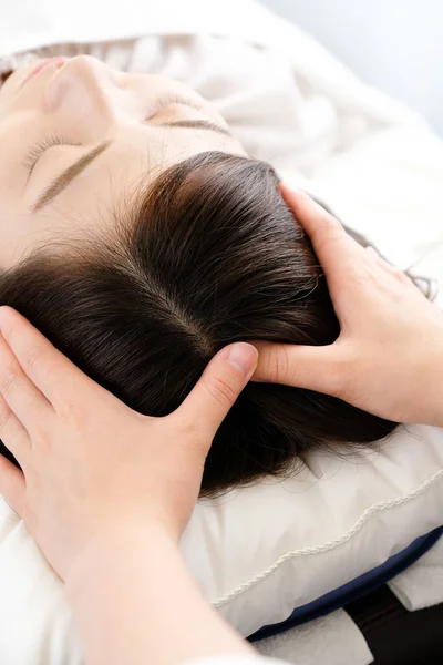 Mujer Recibiendo Masaje Cuero Cabelludo Mano Del Practicante — Foto de Stock