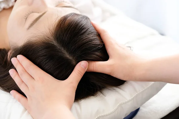 Woman Receiving Scalp Massage Practitioner Hand — Stock Photo, Image