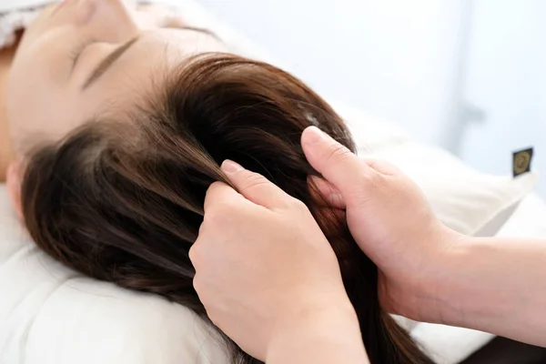 Mãos Mulheres Praticantes Recebendo Massagem Couro Cabeludo — Fotografia de Stock