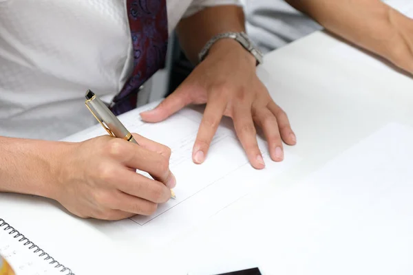 Japansk Affärsman Fyller Ett Frågeformulär Ett Seminarium — Stockfoto