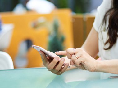 Ofis çalışanları akıllı telefonlarını dışarıda kullanıyorlar..