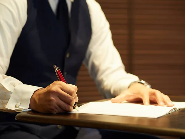Hombre Negocios Firmando Documento — Foto de Stock
